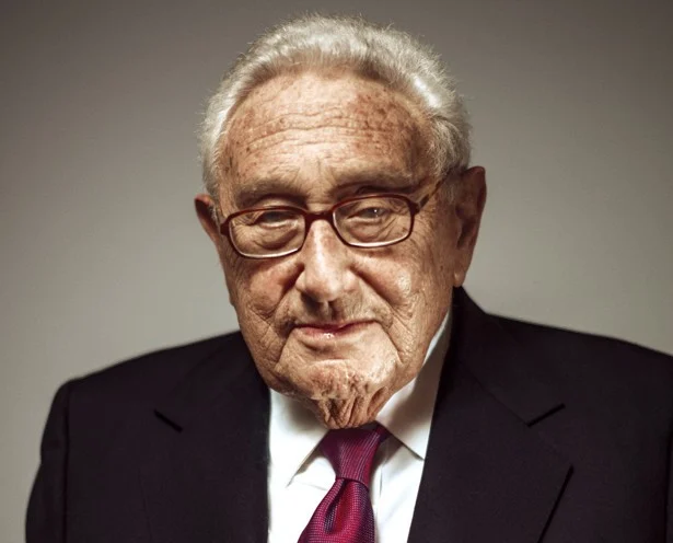 Henry Kissinger et Bill Gates : Le « programme secret » de la soi-disant élite et le vaccin à ARNm contre la COVID.« Réduire la population mondiale » ? Vers la bataille finale !