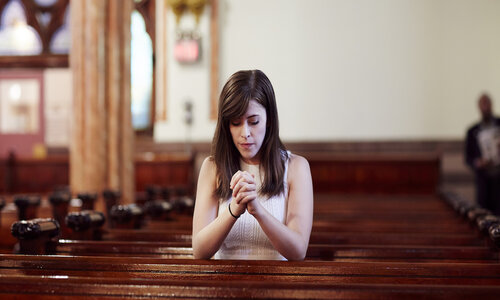 Enquête : Augmentation spectaculaire du nombre de jeunes femmes quittant l’Église